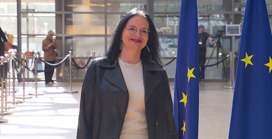 Andrea Mayer in Brüssel vor EU-Flagge