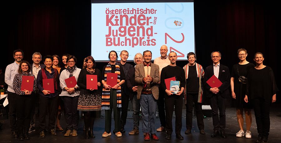 Gruppenbild Preisträger:innen Kinder- und Jugendbuchpreis, Foto: BMKÖS/Gunter Pusch 